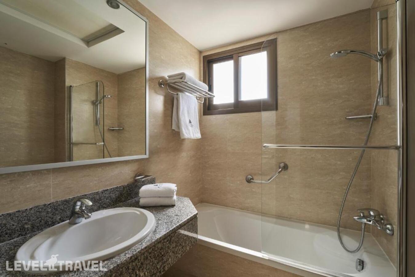 фотографии номера Полулюкс с видом на бассейн отеля Atlantica Oasis в Кипр(Потамос Гермасойя) - фото №4
