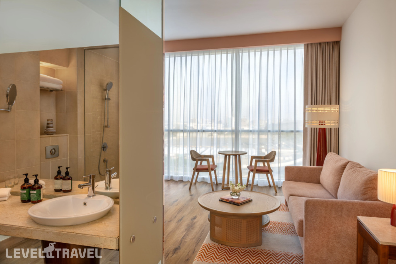 фотографии номера Делюкс с видом на бассейн отеля Yaz Plaza Circuit By Ihg в ОАЭ(остров Яс) - фото №6