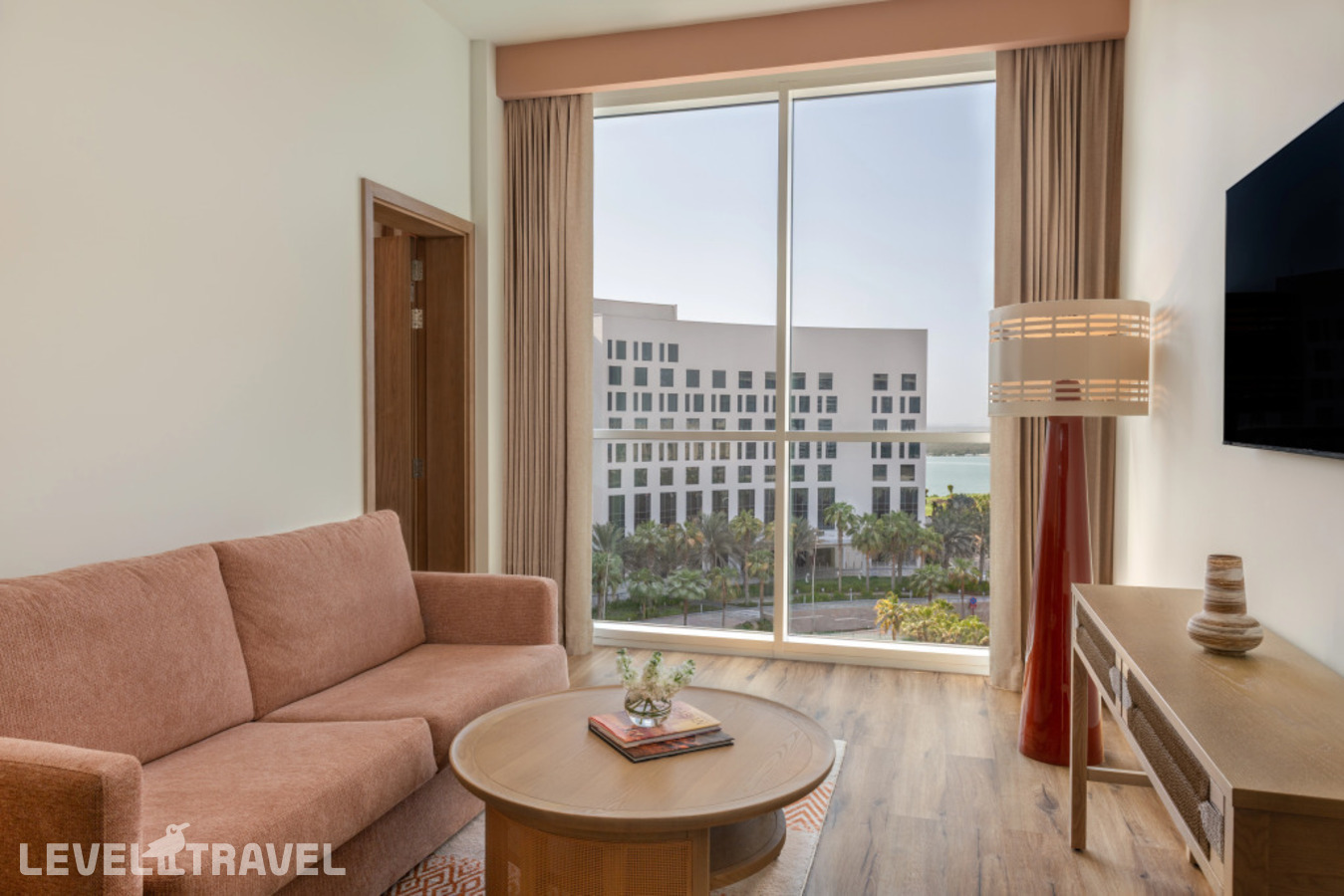 фотографии номера Делюкс с видом на бассейн отеля Yaz Plaza Circuit By Ihg в ОАЭ(остров Яс) - фото №4
