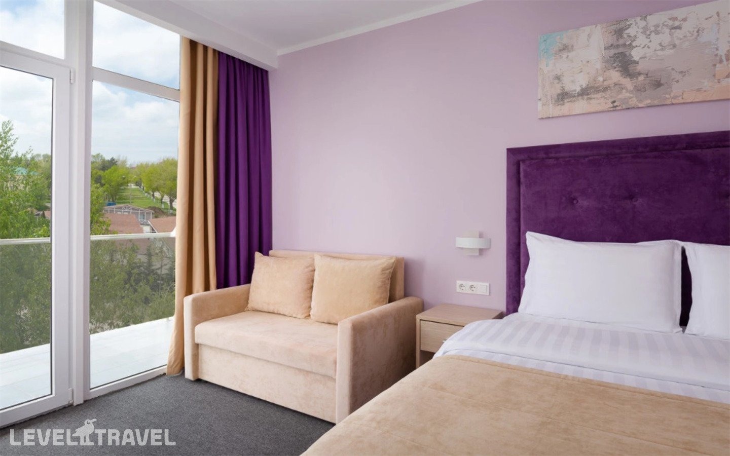 фотографии номера Полулюкс с балконом (корпус Бета) отеля Fioleto Ultra All Inclusive Family Resort In Miracleon (Фиолето Отель) в Россия(Анапа) - фото №1