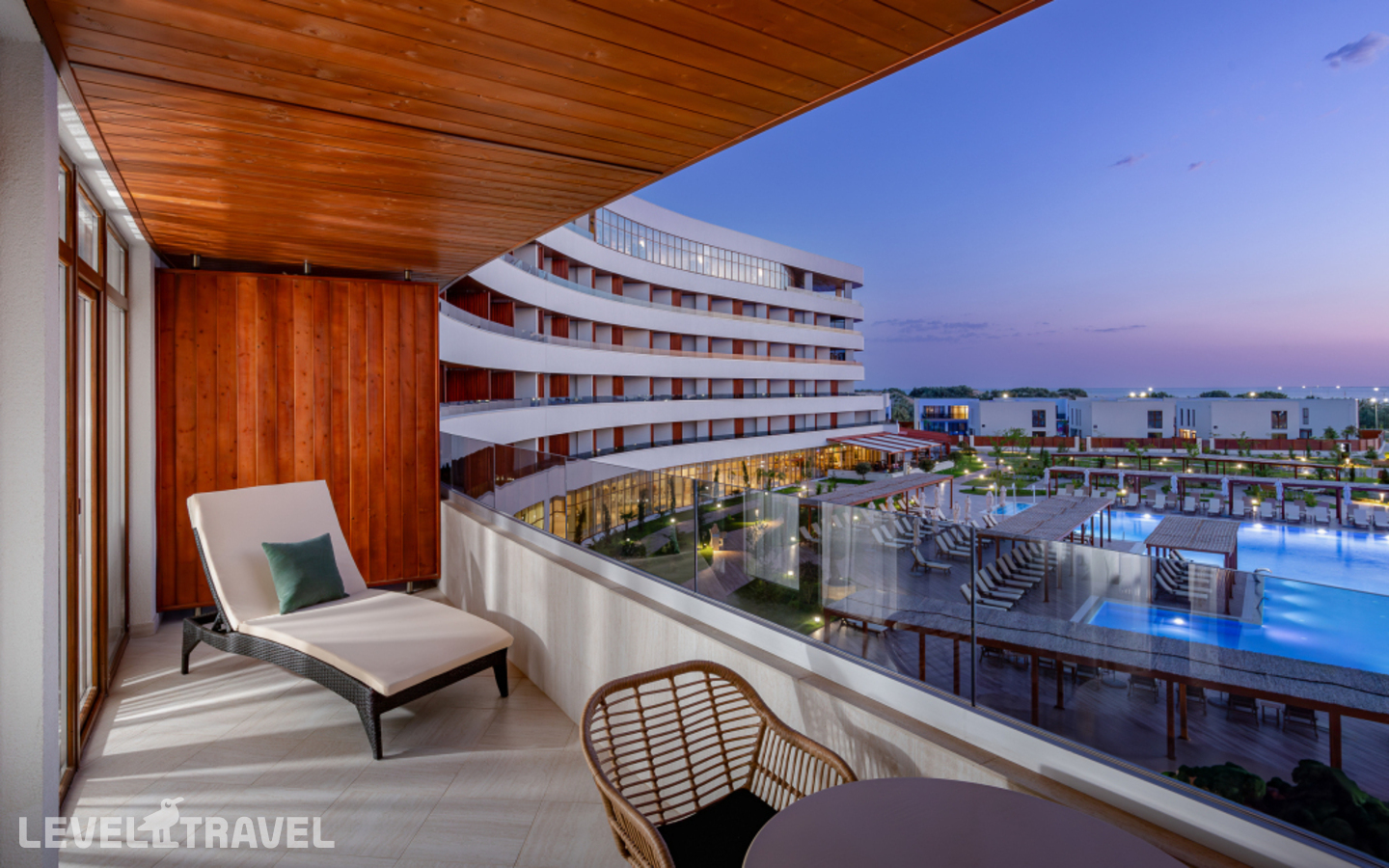 фотографии номера Люкс с видом на бассейн (2 комнаты) отеля Fюnf Luxury Resort & Spa Anapa Miracleo в Россия(Анапа) - фото №3