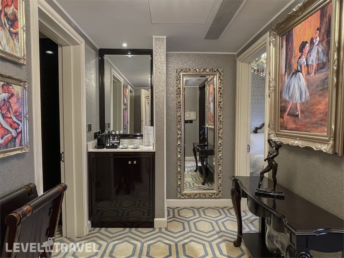 фотографии номера Люкс мансарда отеля The St. Regis Moscow Nikolskaya Hotel в Россия(Центральный административный округ (ЦАО)) - фото №4