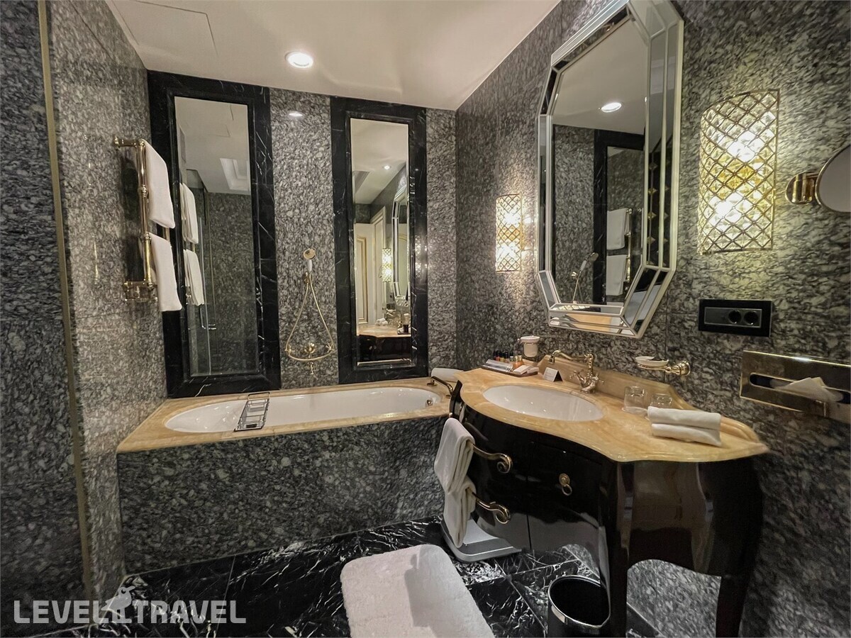 фотографии номера Люкс мансарда отеля The St. Regis Moscow Nikolskaya Hotel в Россия(Центральный административный округ (ЦАО)) - фото №3