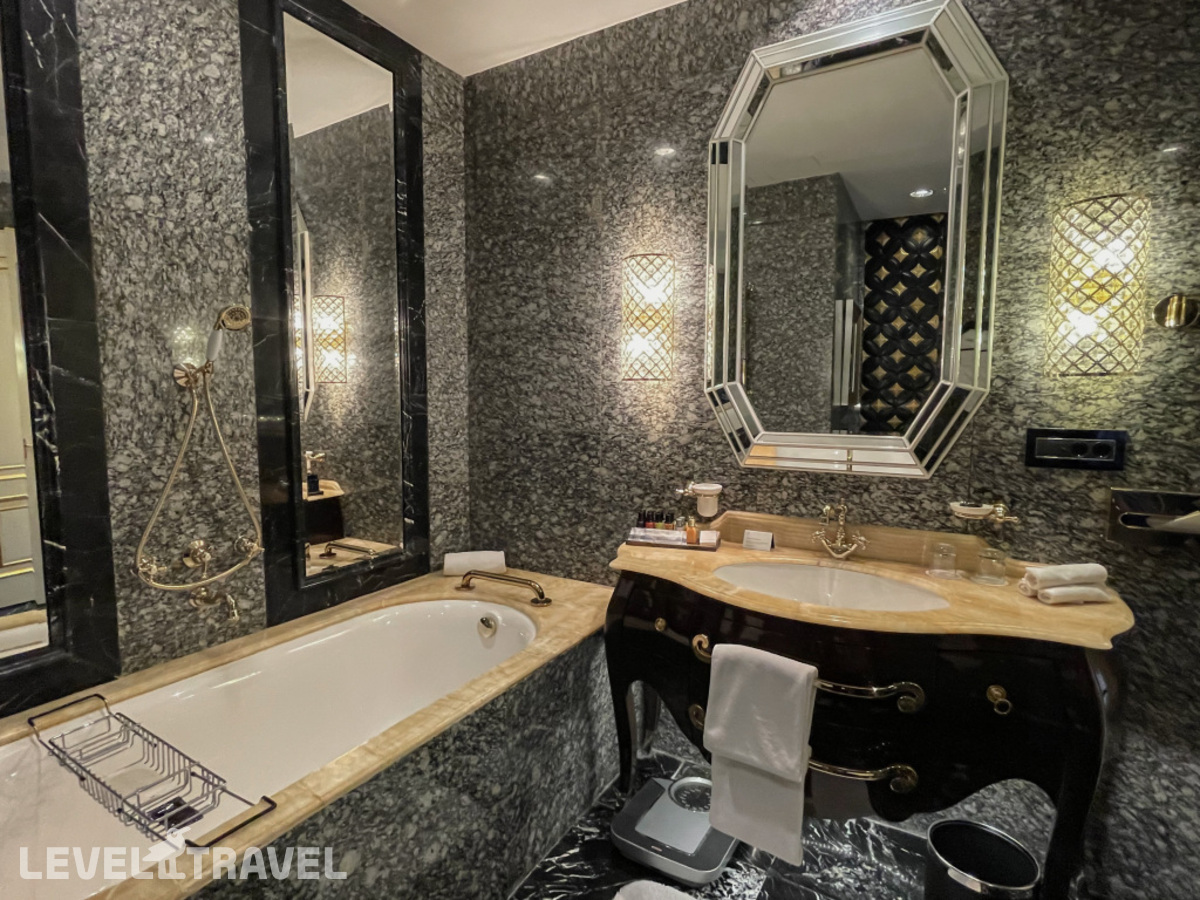 фотографии номера Мансардный (две односпальные кровати) отеля The St. Regis Moscow Nikolskaya Hotel в Россия(Центральный административный округ (ЦАО)) - фото №2