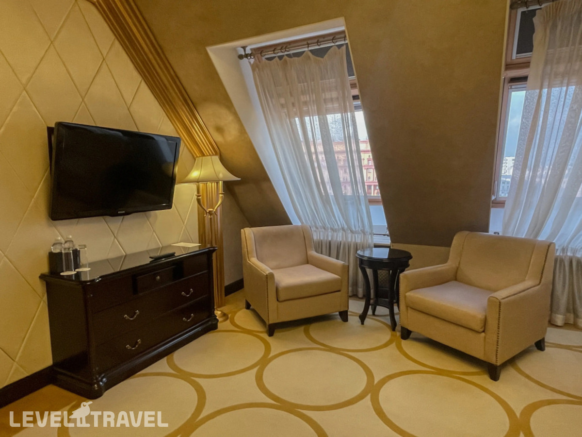 фотографии номера Мансардный (две односпальные кровати) отеля The St. Regis Moscow Nikolskaya Hotel в Россия(Центральный административный округ (ЦАО)) - фото №1