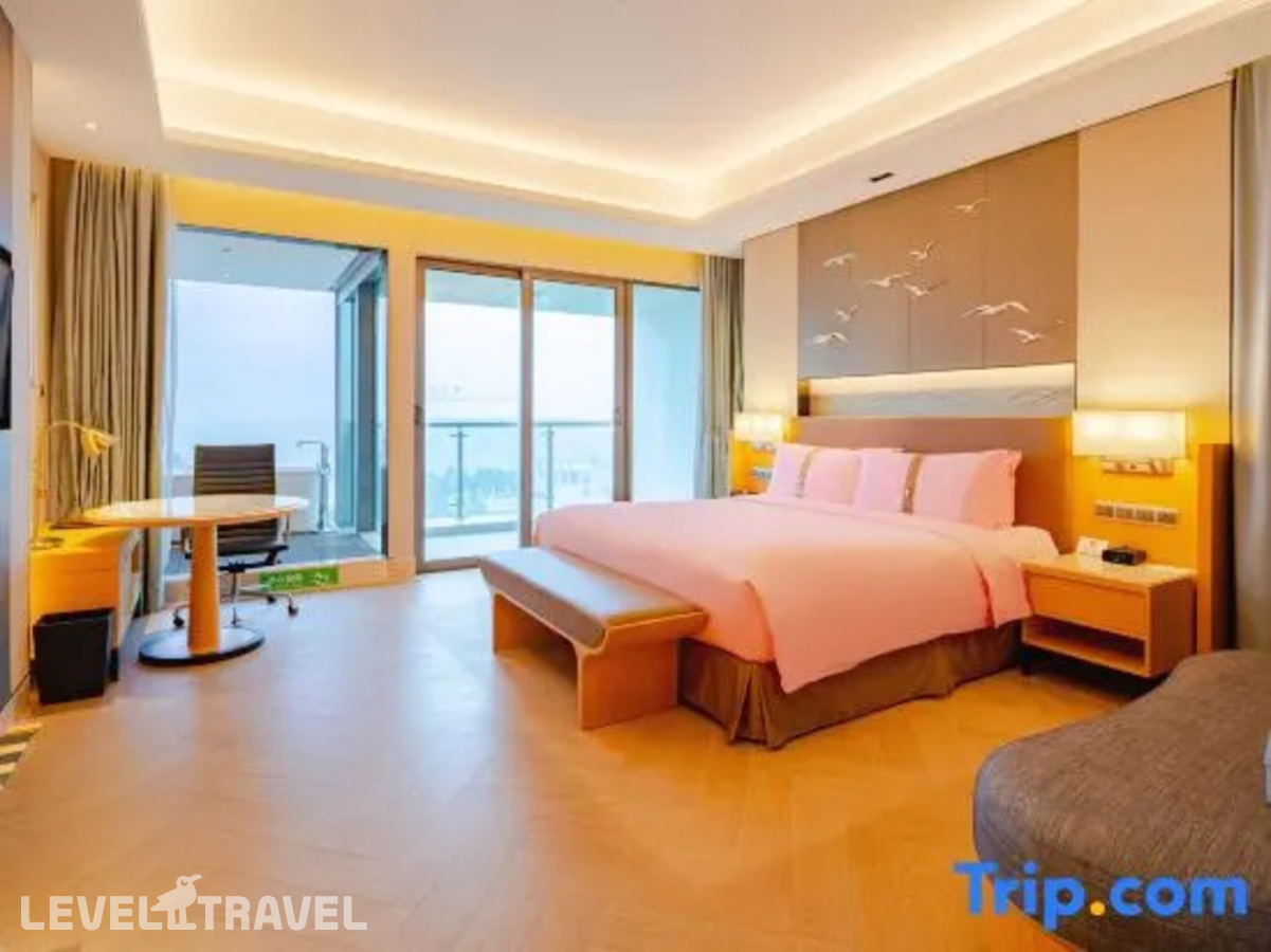 фотографии номера Премиум отеля Holiday Inn Haikou West Coast, An Ihg Hotel в Китай(Хайкоу) - фото №6