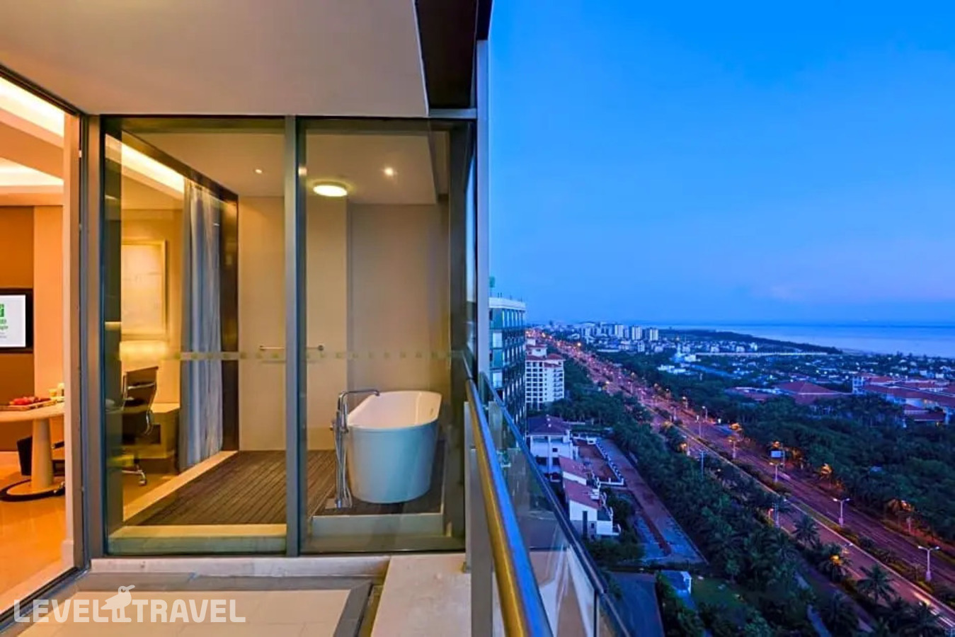 фотографии номера Премиум отеля Holiday Inn Haikou West Coast, An Ihg Hotel в Китай(Хайкоу) - фото №2