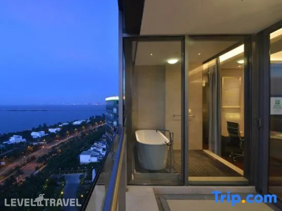 фотографии номера Премиум отеля Holiday Inn Haikou West Coast, An Ihg Hotel в Китай(Хайкоу) - фото №8
