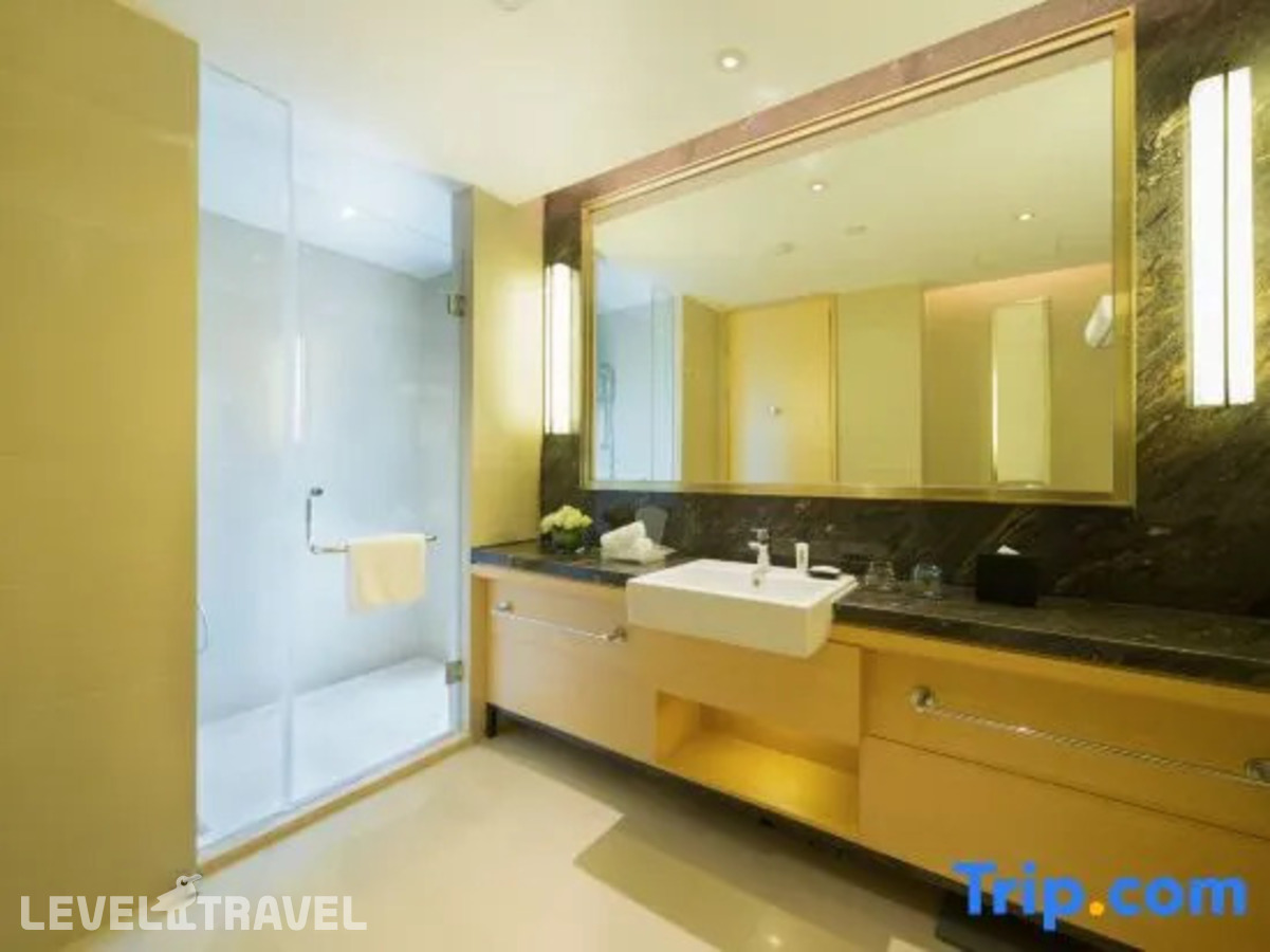 фотографии номера Премиум с видом на море отеля Holiday Inn Haikou West Coast, An Ihg Hotel в Китай(Хайкоу) - фото №14