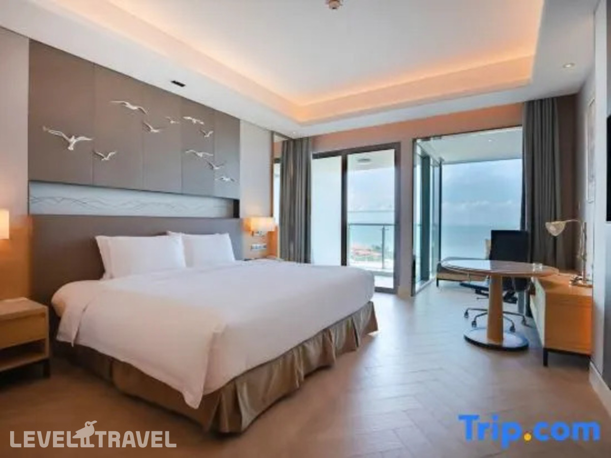 фотографии номера Премиум с видом на море отеля Holiday Inn Haikou West Coast, An Ihg Hotel в Китай(Хайкоу) - фото №6