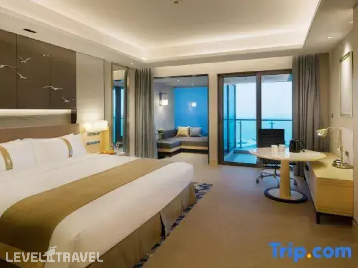 фотографии номера Премиум с видом на море отеля Holiday Inn Haikou West Coast, An Ihg Hotel в Китай(Хайкоу) - фото №8