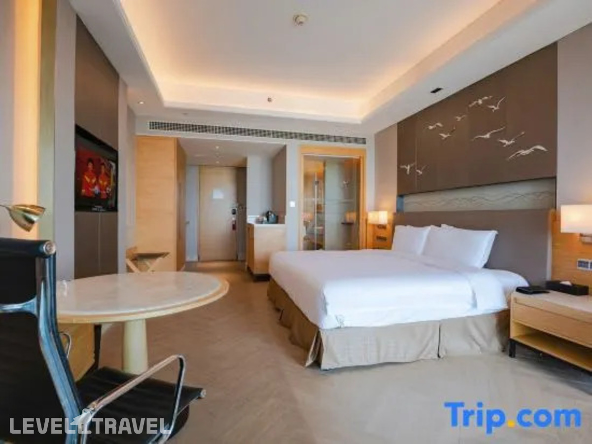 фотографии номера Премиум с видом на море отеля Holiday Inn Haikou West Coast, An Ihg Hotel в Китай(Хайкоу) - фото №7