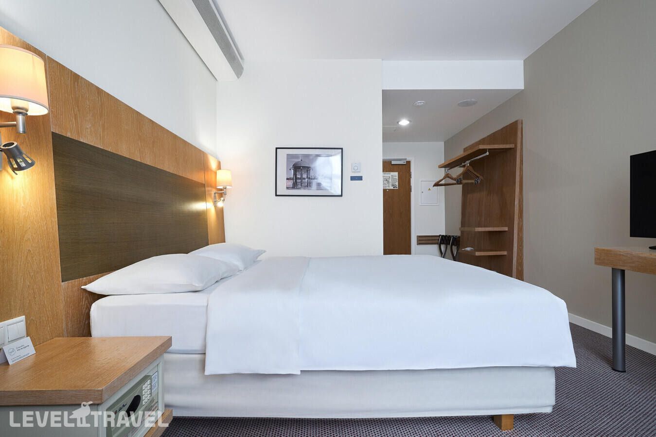 фотографии номера Стандартный номер отеля Cosmos Екатеринбург Отель (Бывш. Park Inn By Radisson Ekaterinburg) в Россия(Екатеринбург) - фото №4