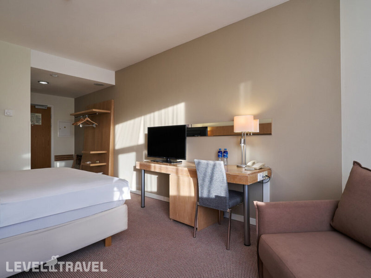 фотографии номера Номер Комфорт отеля Cosmos Екатеринбург Отель (Бывш. Park Inn By Radisson Ekaterinburg) в Россия(Екатеринбург) - фото №1