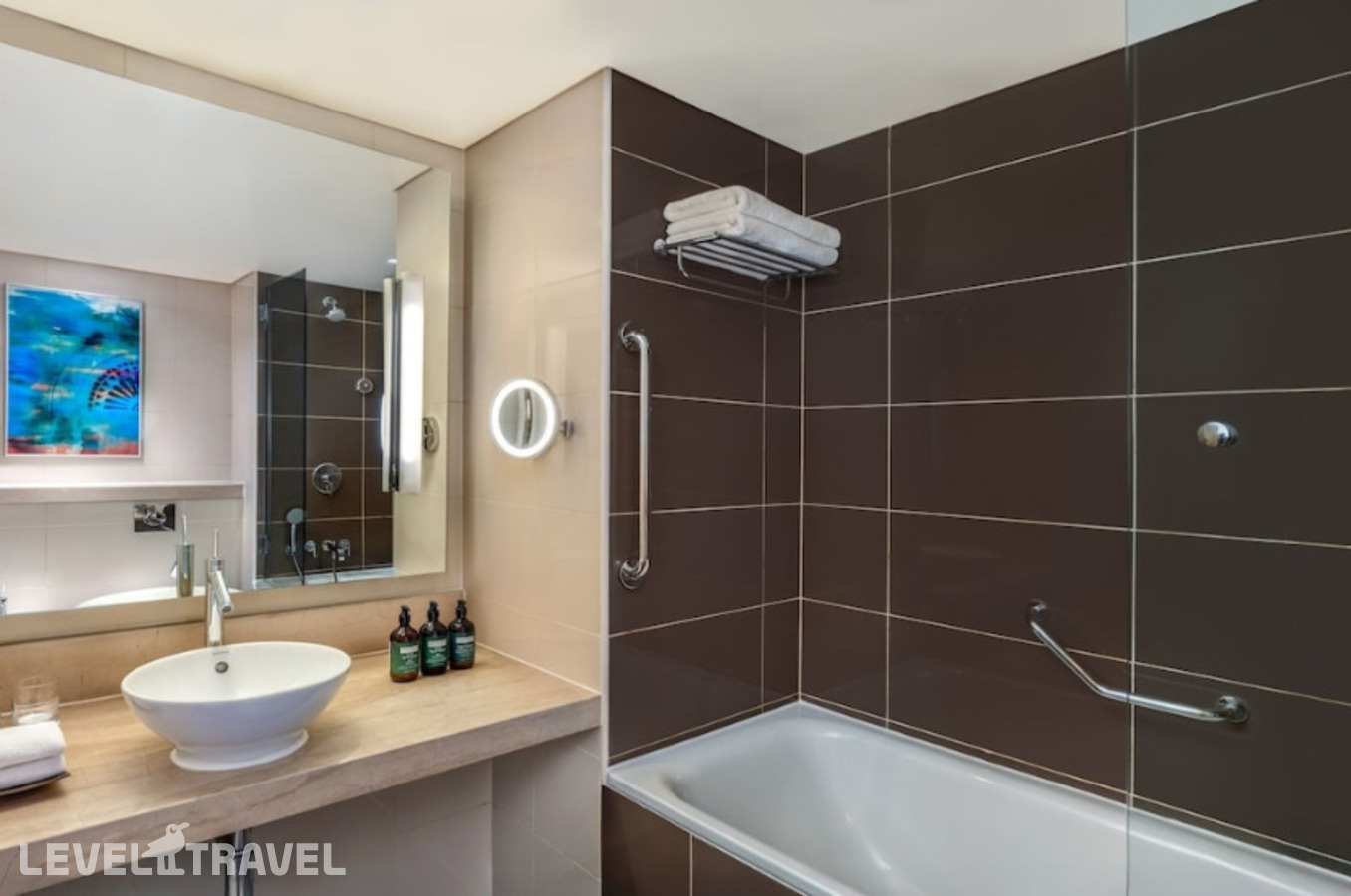 фотографии номера Люкс с видом на площадь отеля Yas Plaza Mangroves Hotel (Ex. Radisson Blu Abu Dhabi Yas Island) в ОАЭ(остров Яс) - фото №3