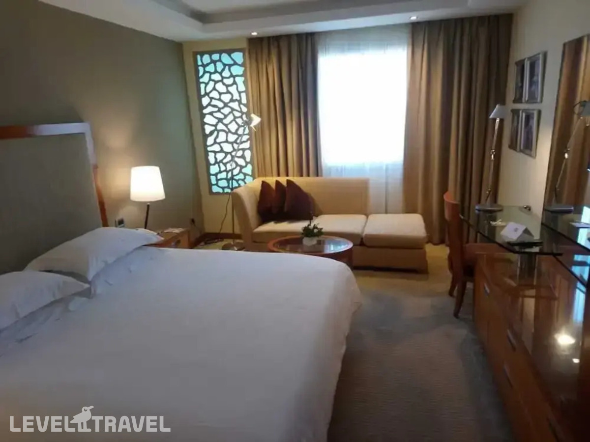 фотографии номера Делюкс с видом на бассейн отеля Golden Tulip Farah Casablanca в Марокко(Касабланка) - фото №4