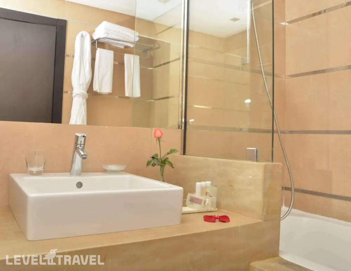 фотографии номера Делюкс с видом на бассейн отеля Golden Tulip Farah Casablanca в Марокко(Касабланка) - фото №3