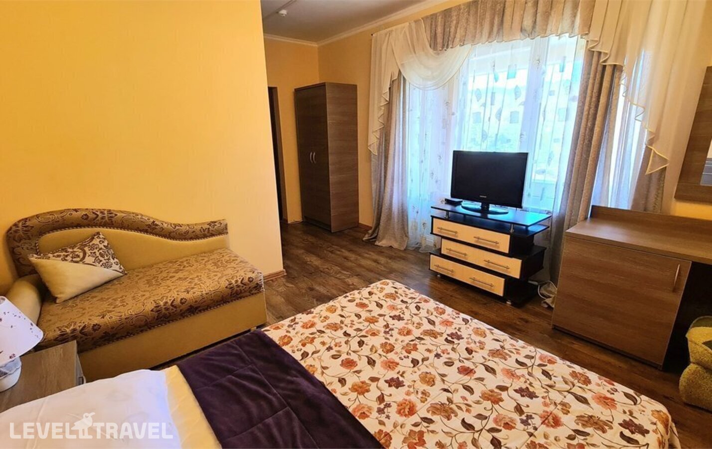 фотографии номера Трехместный улучшенный 3.5 отеля Гостевой Дом Русская Сказка в Россия(Лоо) - фото №2