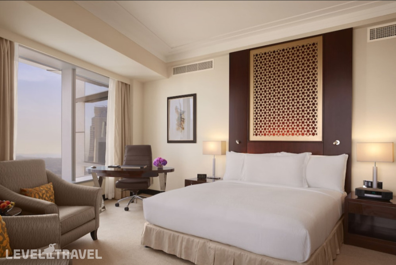 фотографии номера Делюкс с видом на город отеля Conrad Dubai (Ex. Conrad Dubai By Hilton) в ОАЭ(Дубай Джумейра) - фото №1