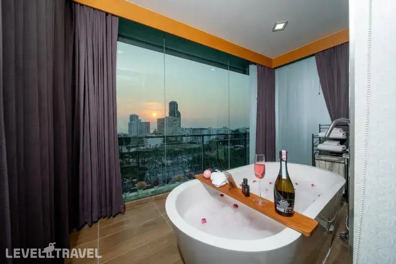 фотографии номера Люкс роскошный отеля Royal Prince Resort Pattaya в Таиланд(Пратамнак) - фото №2