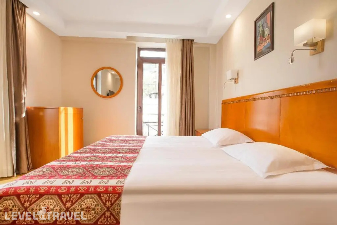 фотографии номера Делюкс с балконом отеля Urban Boutique Hotel в Грузия(Тбилиси) - фото №1