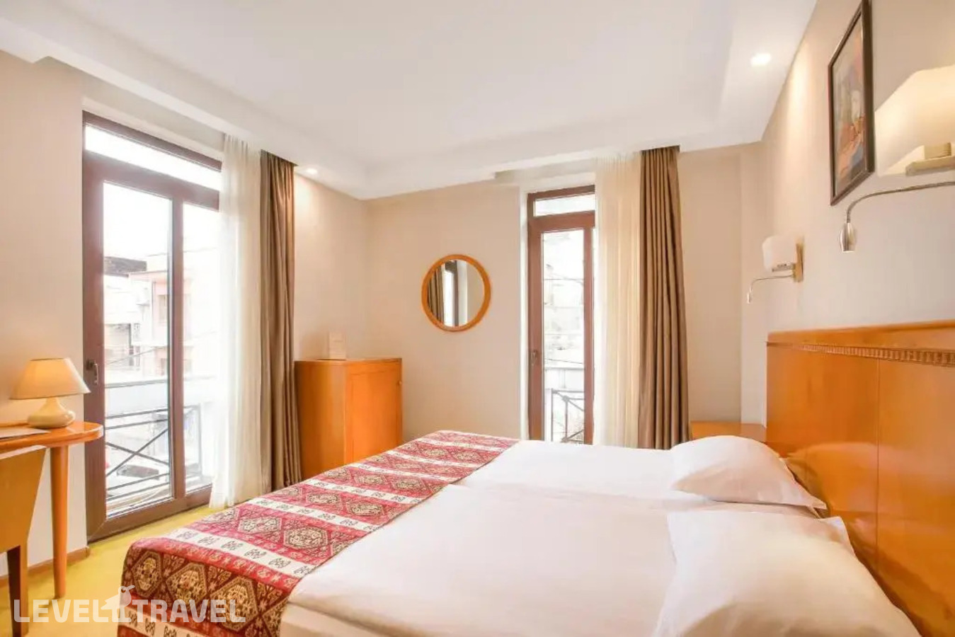 фотографии номера Делюкс с балконом отеля Urban Boutique Hotel в Грузия(Тбилиси) - фото №4