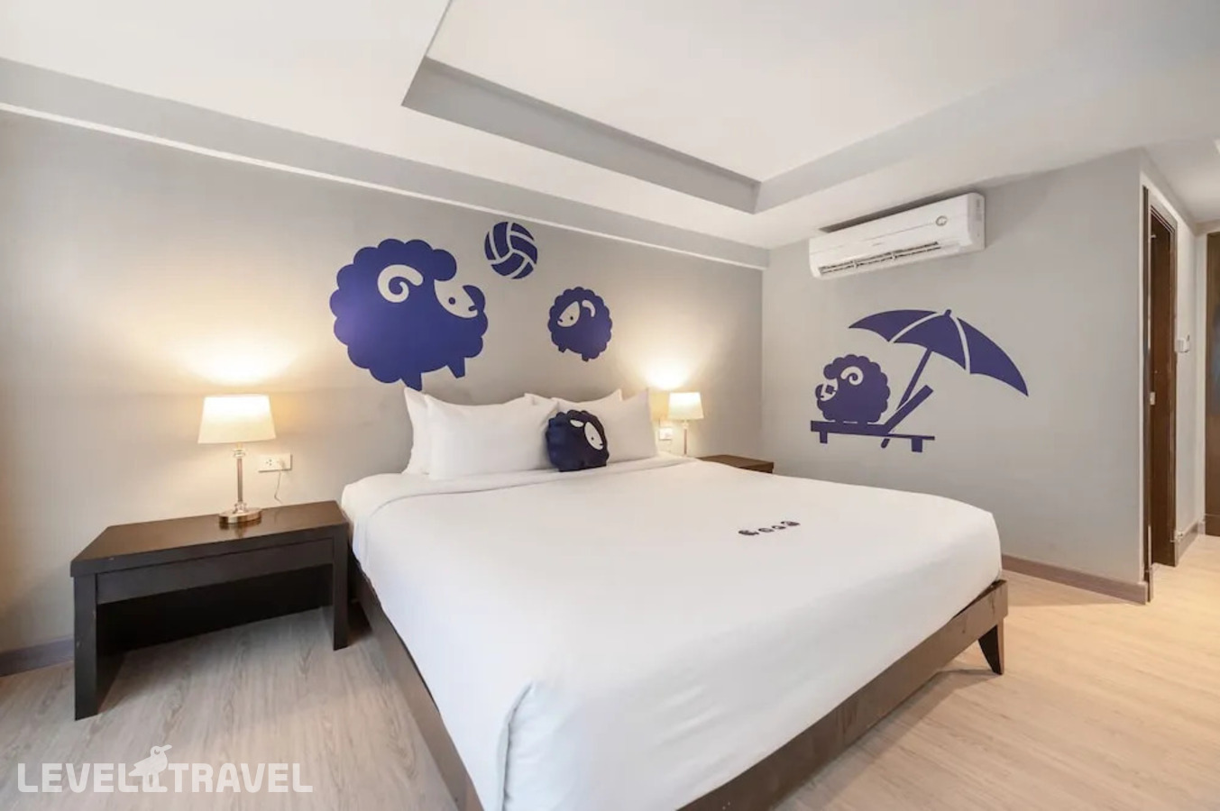 фотографии номера Двухместный номер Koko Couple двуспальная кровать отеля Kokotel Phuket Patong (Ex. White Sand Resortel) в Таиланд(Патонг Бич) - фото №4
