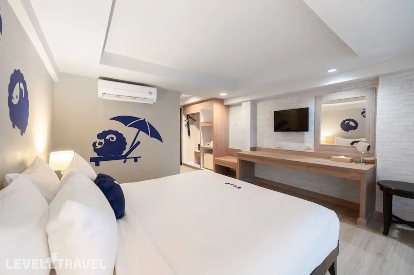 фотографии номера Двухместный номер Koko Couple двуспальная кровать отеля Kokotel Phuket Patong (Ex. White Sand Resortel) в Таиланд(Патонг Бич) - фото №5