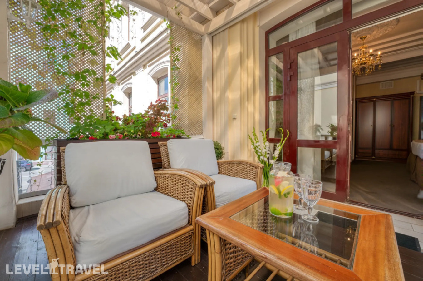 фотографии номера Двухместный люкс with Terrace двуспальная кровать отеля Отель Садовническая в Россия(Центральный административный округ (ЦАО)) - фото №4