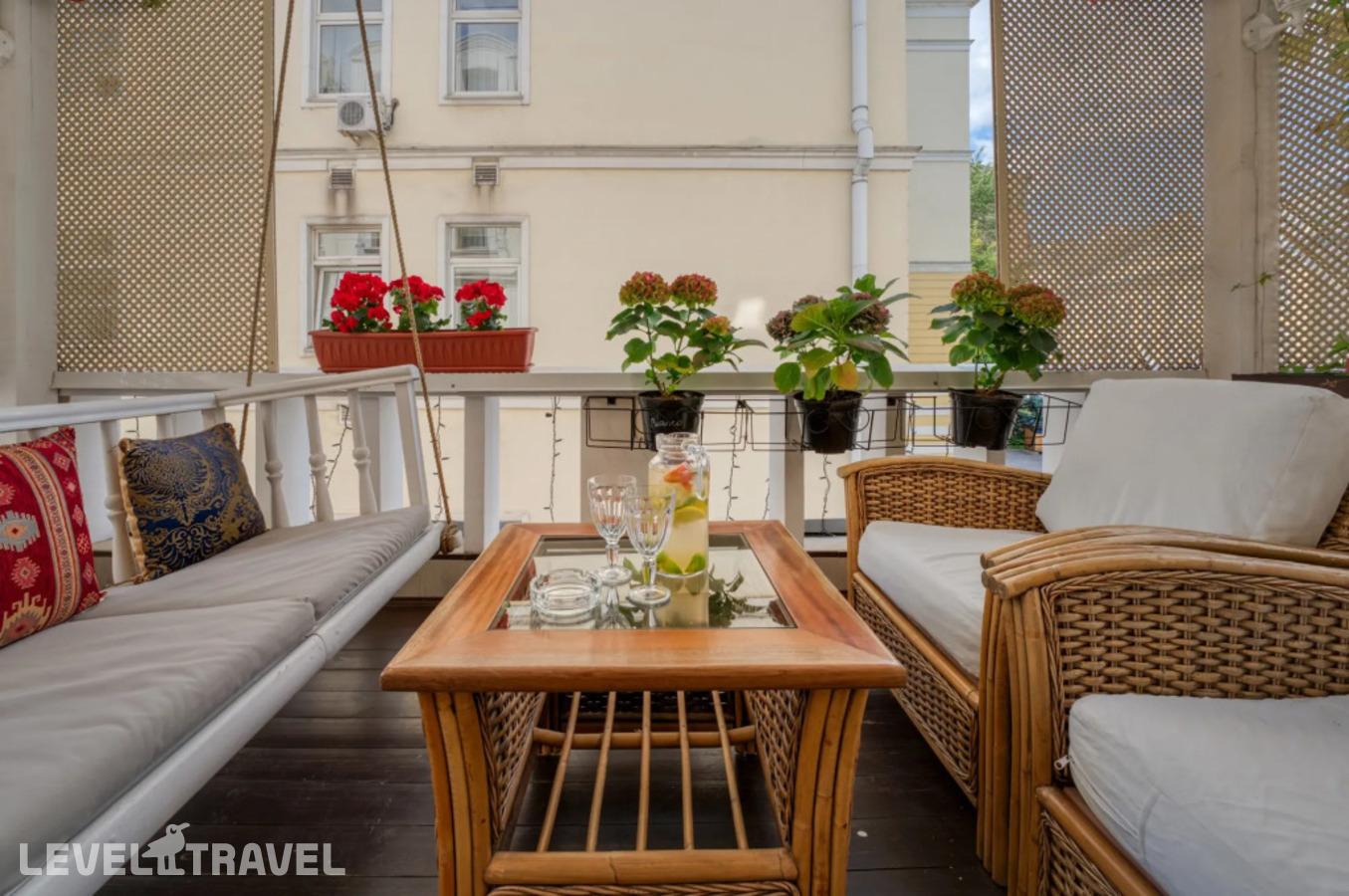 фотографии номера Двухместный люкс with Terrace двуспальная кровать отеля Отель Садовническая в Россия(Центральный административный округ (ЦАО)) - фото №3