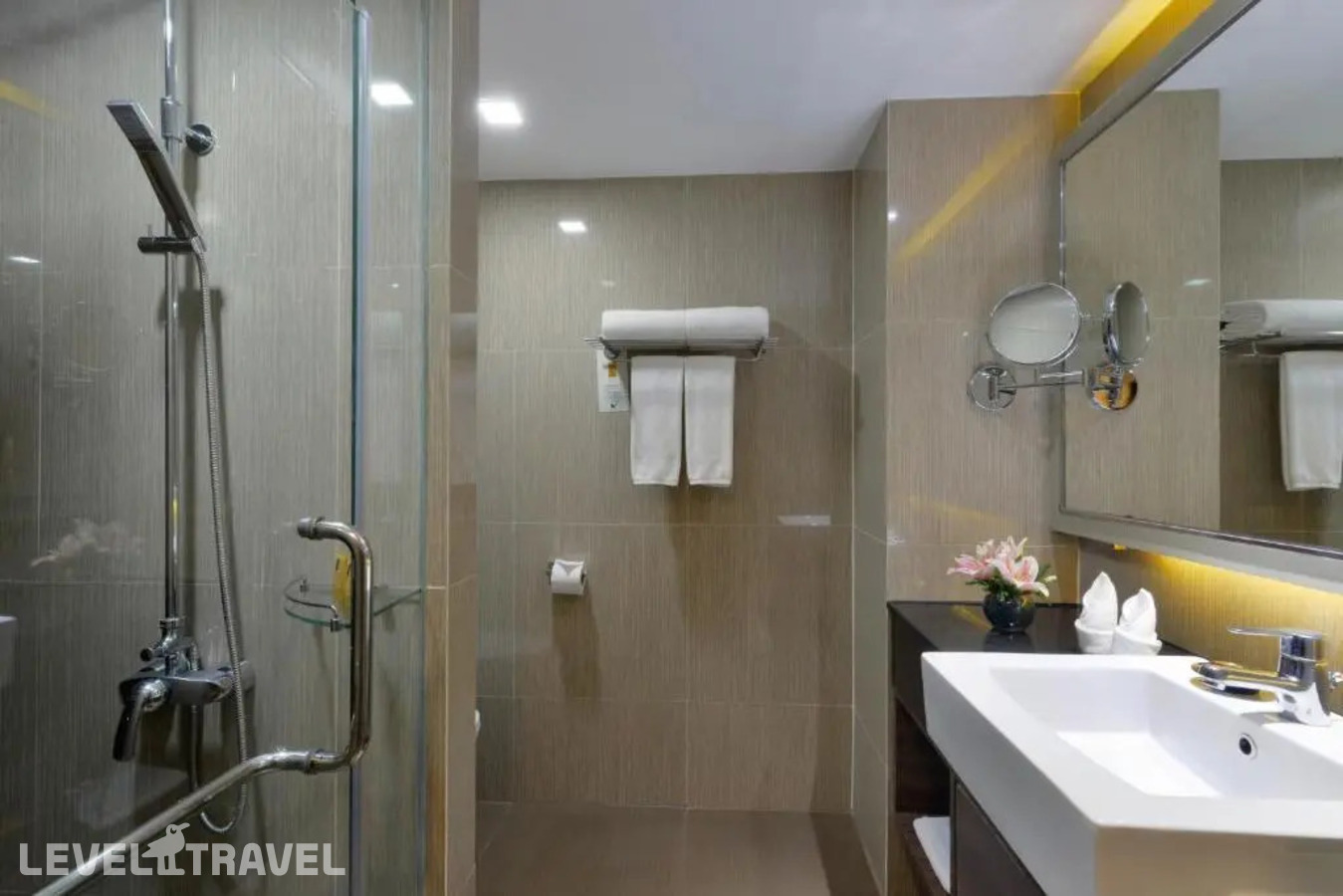 фотографии номера Гранд Делюкс отеля Ramada By Wyndham Bangkok Sukhumvit 11 в Таиланд(Бангкок) - фото №3