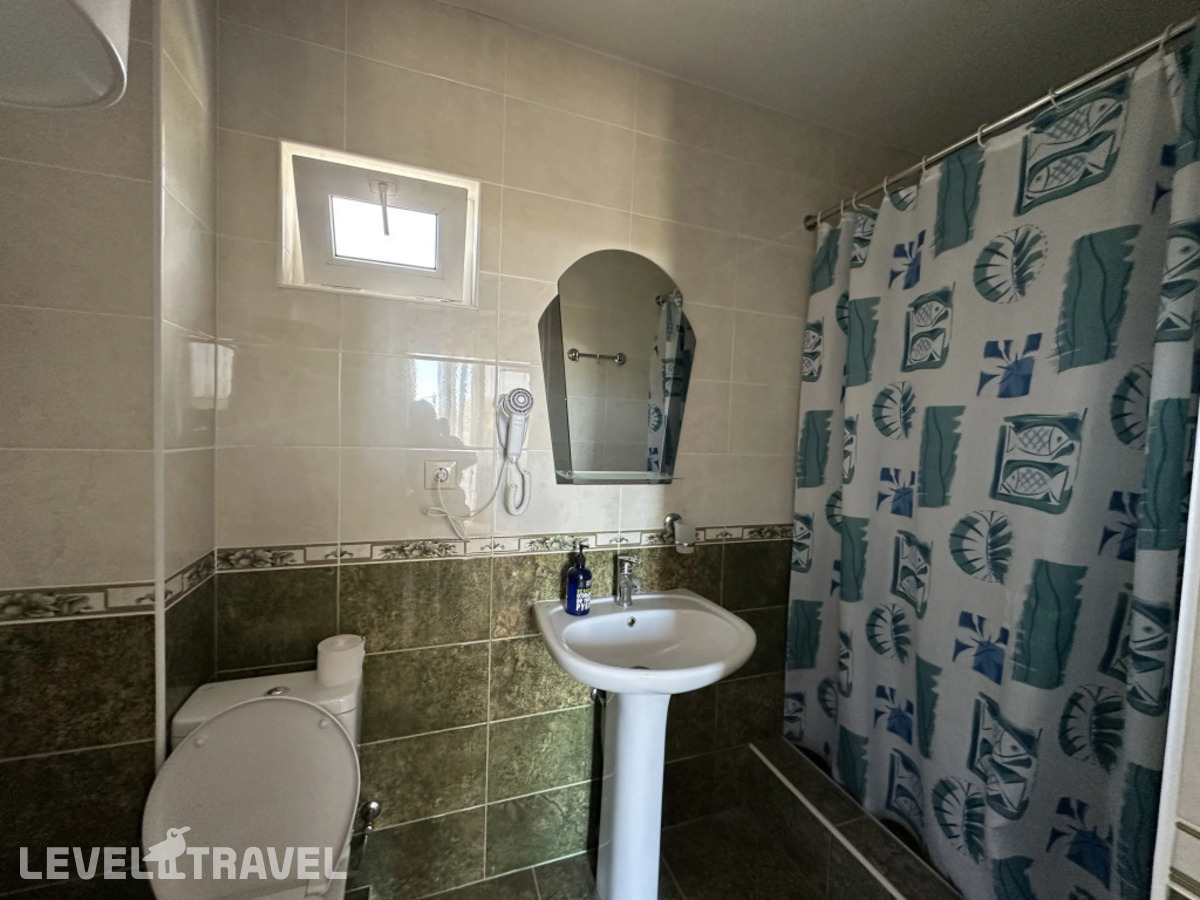 фотографии номера Трёхместный номер Standard с балконом и с видом на горы отеля Guest House У Дедушки Самвела в Абхазия(Алахадзы) - фото №4