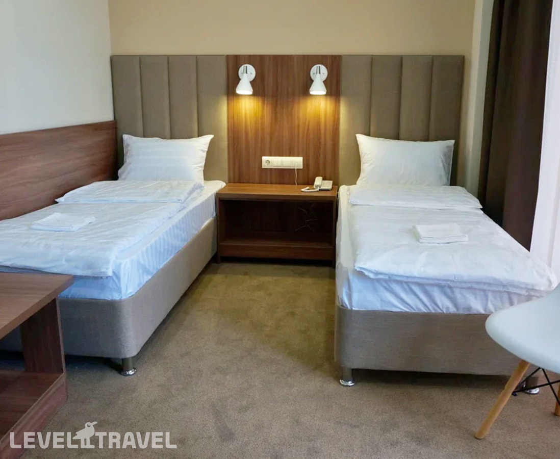 фотографии номера Стандартный с балконом (две односпальные кровати) отеля Solo Hotel в Россия(Лермонтово) - фото №1