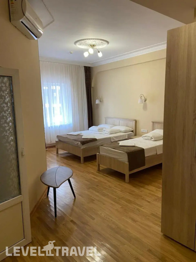 фотографии номера Четырёхместный семейный номер Comfort с балконом отеля Теплое Море в Россия(Сочи - Центр) - фото №2