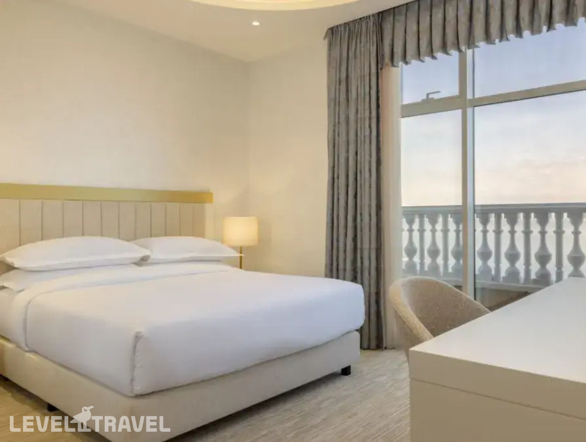фотографии номера Двухместный клубный номер Deluxe двуспальная кровать отеля Sheraton Batumi Hotel в Грузия(Батуми) - фото №1