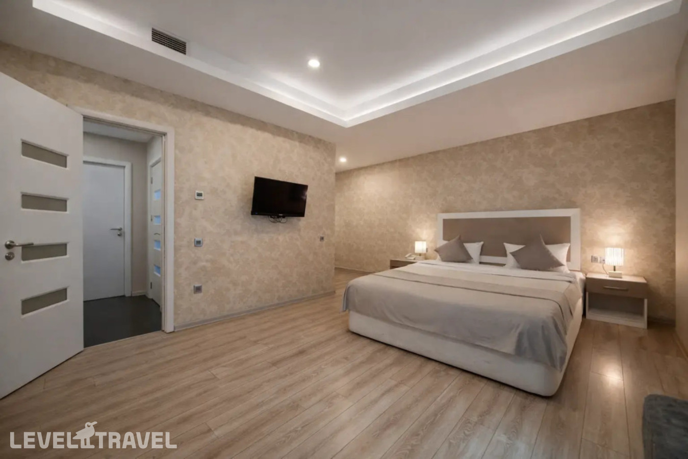 фотографии номера Четырёхместный номер Deluxe с видом на внутренний двор отеля Diplomat Hotel в Азербайджан(Баку) - фото №1