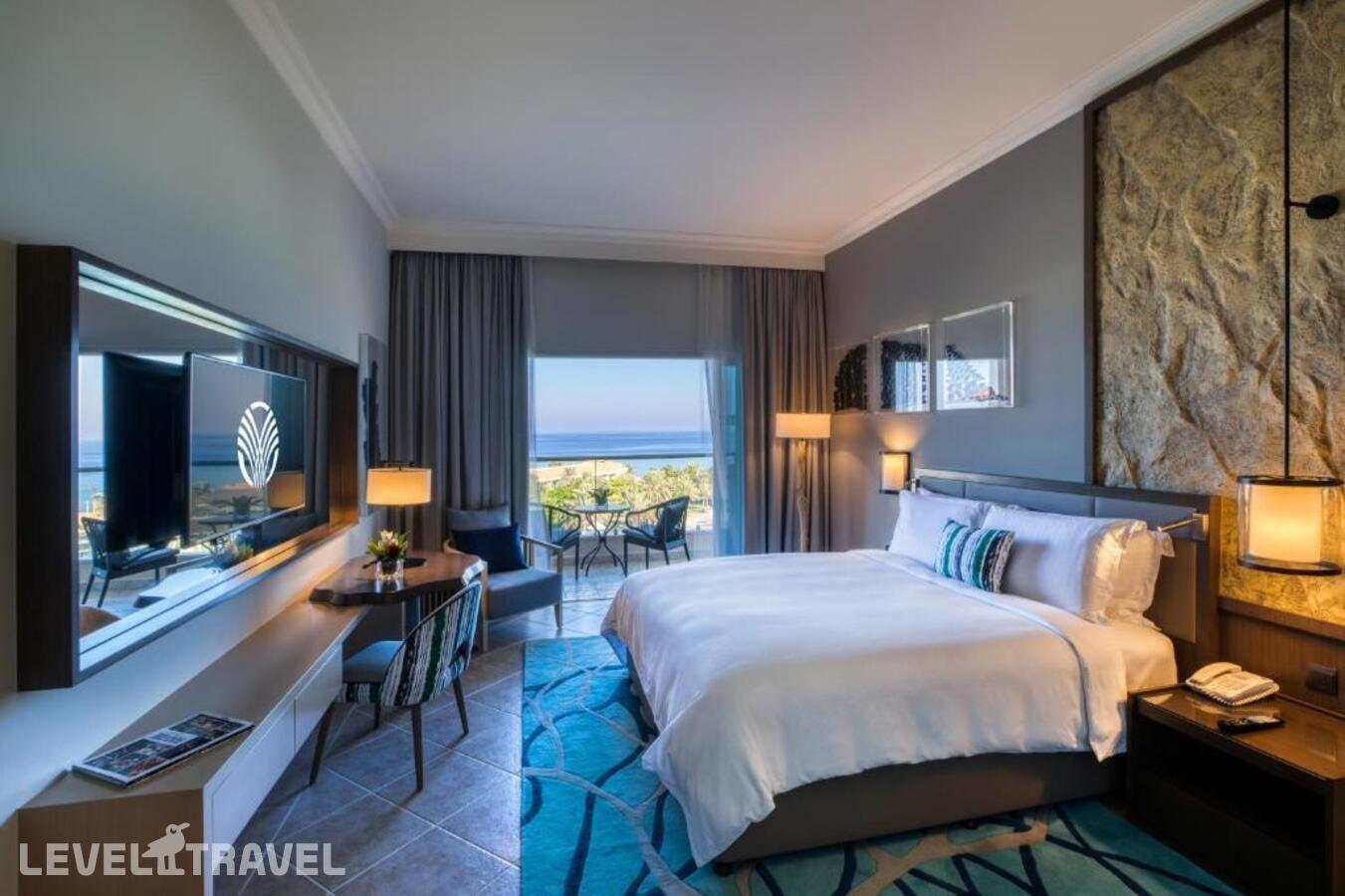 фотографии номера Люкс с видом на океан (1 спальня) отеля Fujairah Rotana Resort & Spa в ОАЭ(Фуджейра) - фото №1