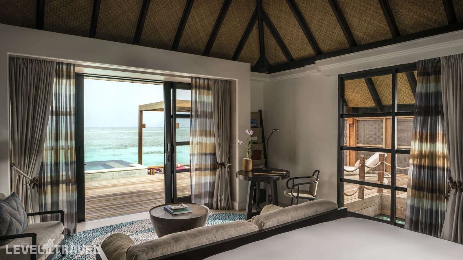 фотографии номера Люкс на воде Sunset (3 спальни) отеля Four Seasons Resort Maldives At Kuda Huraa в Мальдивы(Северный Мале Атолл) - фото №3