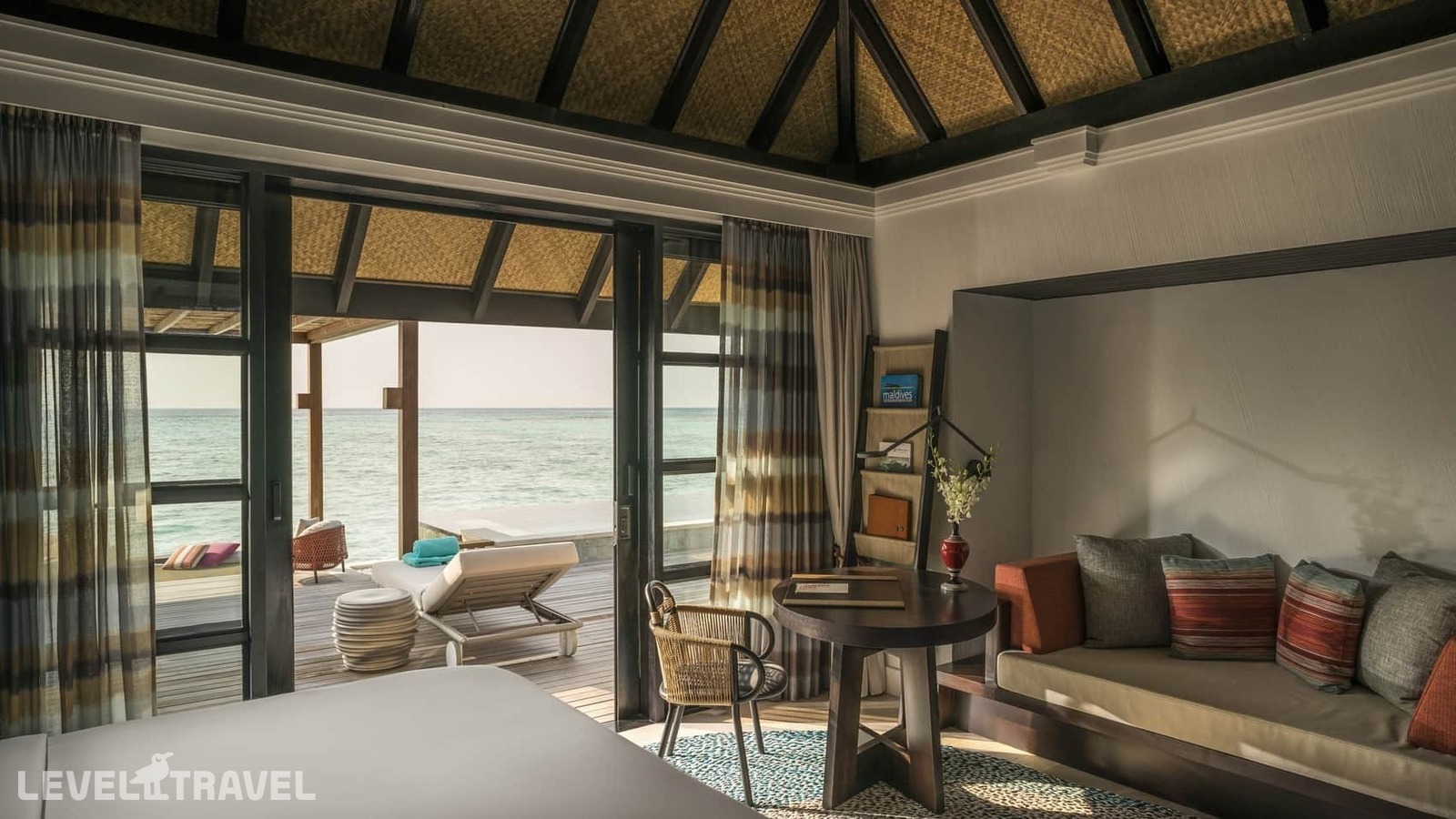 фотографии номера Люкс на воде Sunset (3 спальни) отеля Four Seasons Resort Maldives At Kuda Huraa в Мальдивы(Северный Мале Атолл) - фото №4