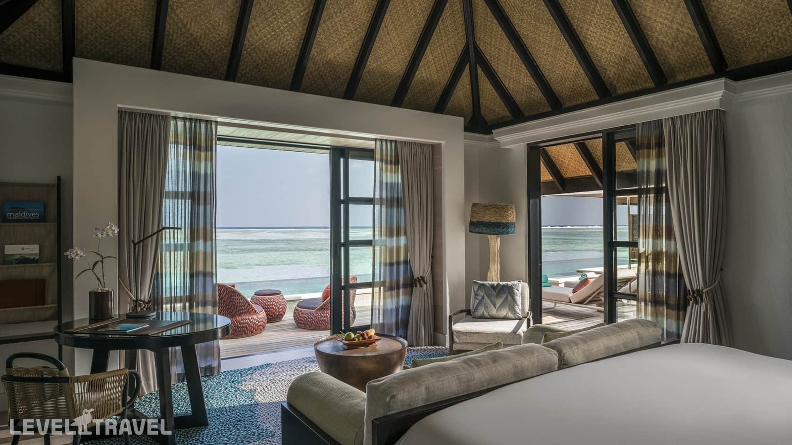 фотографии номера Люкс на воде Sunset (3 спальни) отеля Four Seasons Resort Maldives At Kuda Huraa в Мальдивы(Северный Мале Атолл) - фото №2