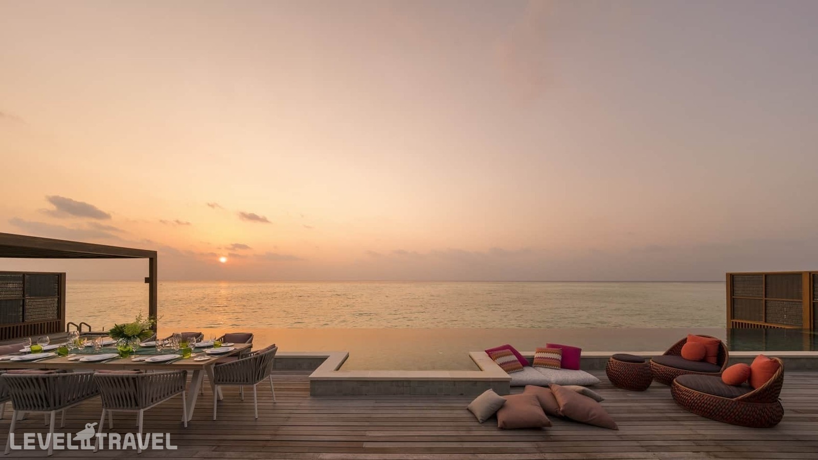 фотографии номера Люкс на воде Sunset (3 спальни) отеля Four Seasons Resort Maldives At Kuda Huraa в Мальдивы(Северный Мале Атолл) - фото №1
