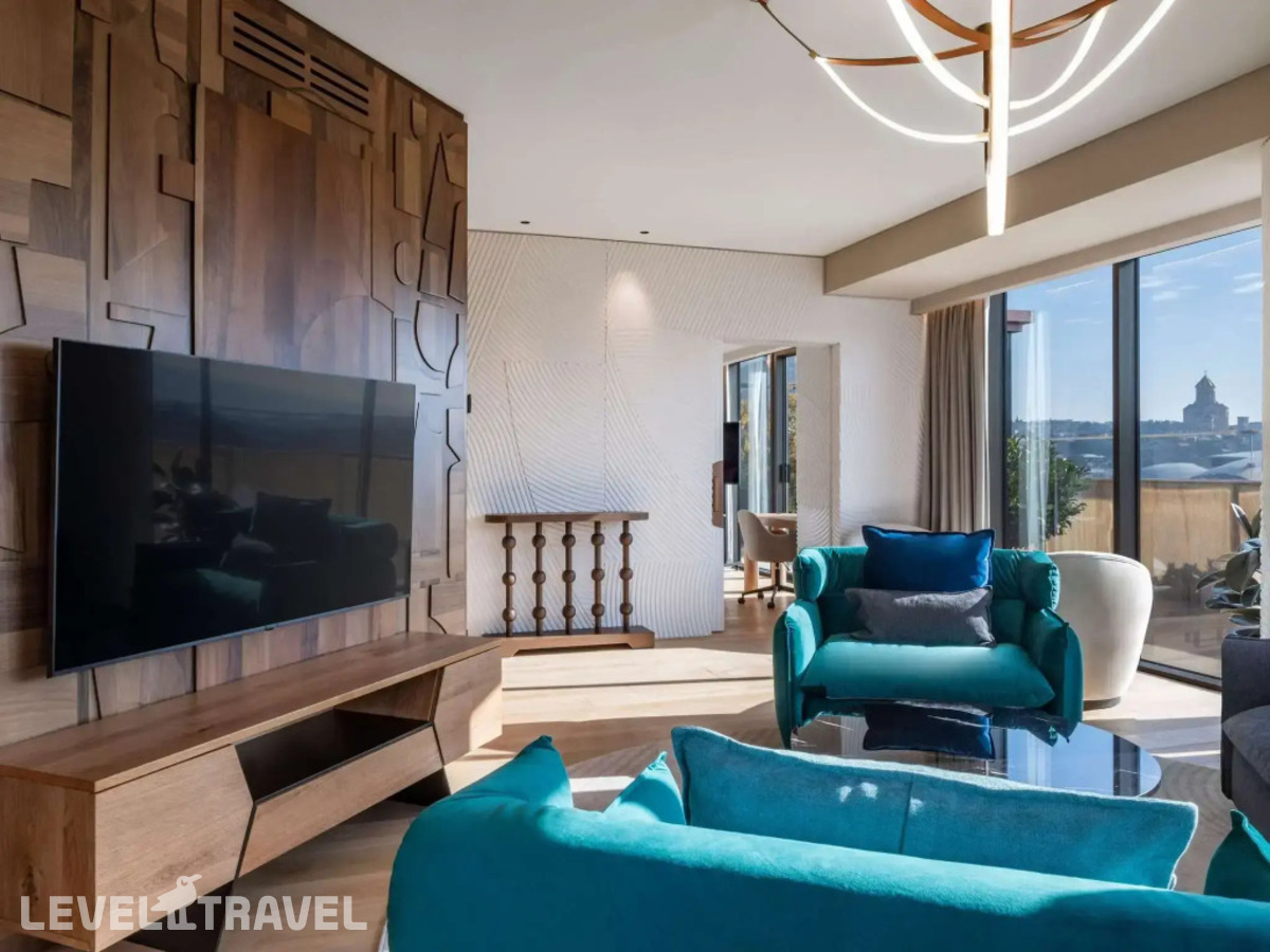 фотографии номера Двухместный люкс с террасой Presidential двуспальная кровать отеля Hotel Swissotel Tbilisi в Грузия(Тбилиси) - фото №6