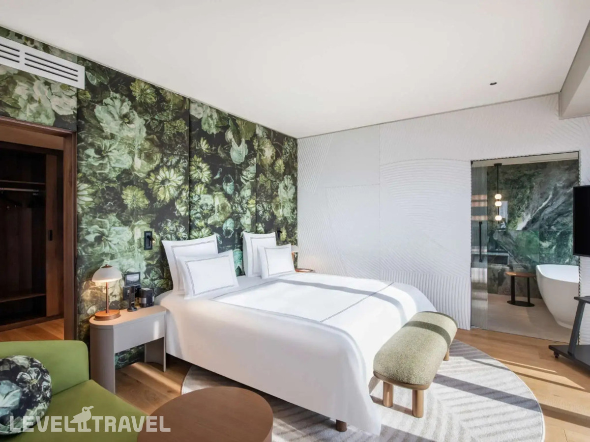 фотографии номера Двухместный люкс с террасой Presidential двуспальная кровать отеля Hotel Swissotel Tbilisi в Грузия(Тбилиси) - фото №1