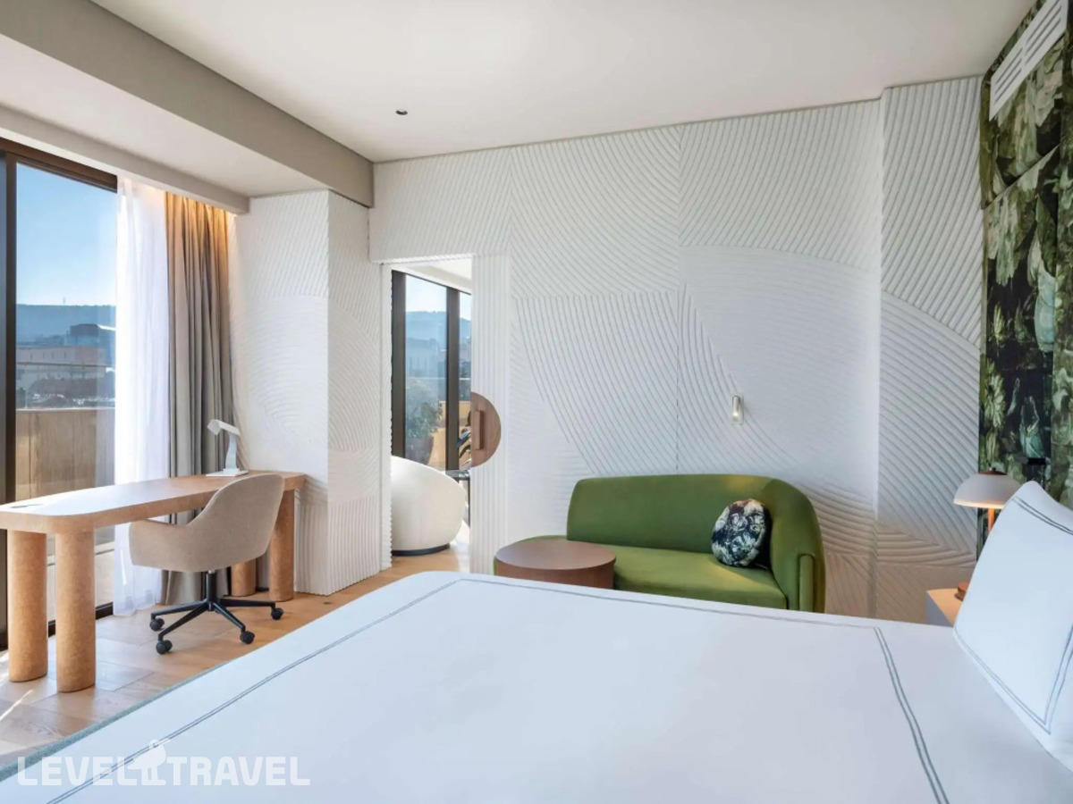 фотографии номера Двухместный люкс с террасой Presidential двуспальная кровать отеля Hotel Swissotel Tbilisi в Грузия(Тбилиси) - фото №3
