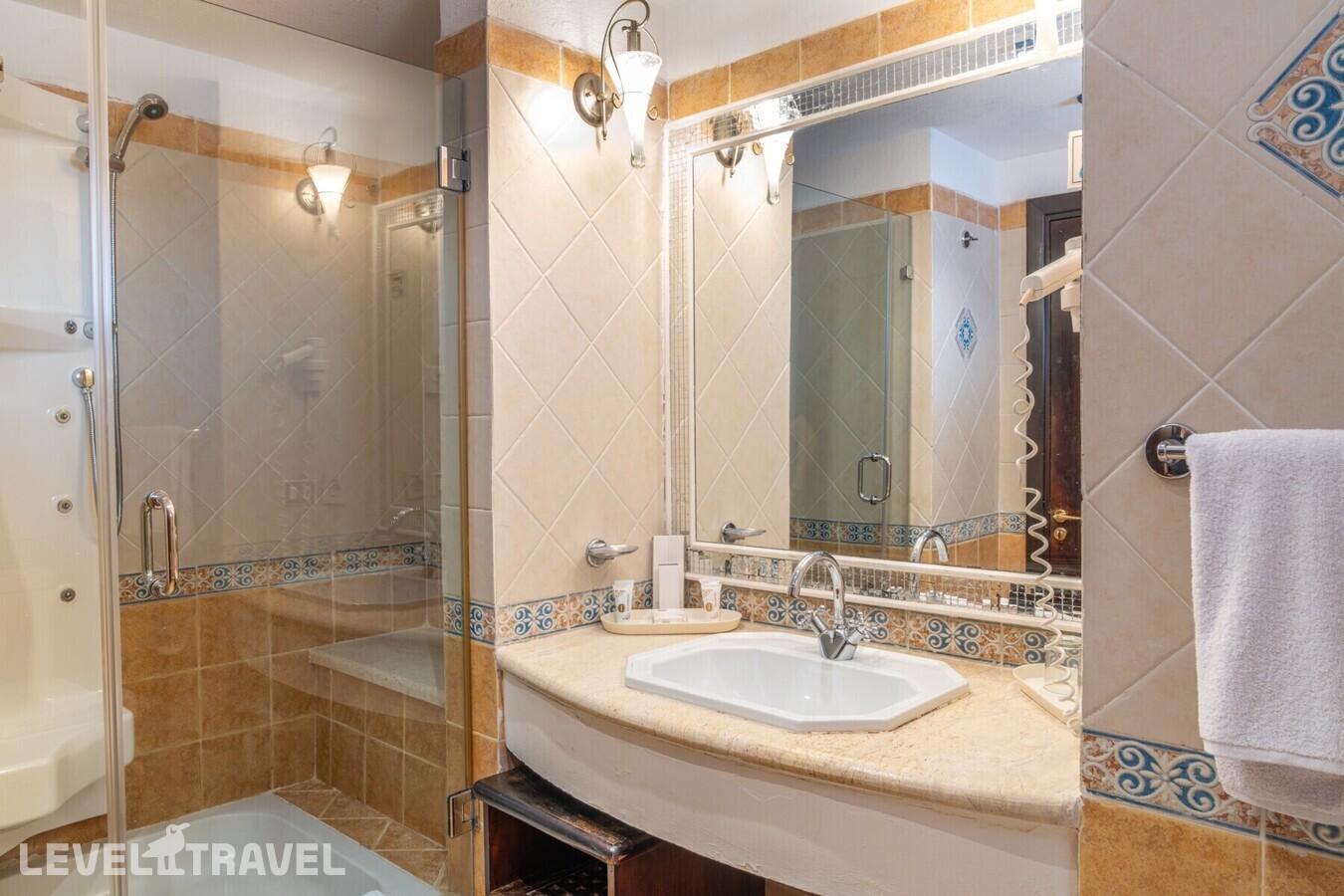 фотографии номера Делюкс Harem с видом на бассейн и сад отеля Domina Coral Bay Aquamarine Beach в Египет(Корал Бэй) - фото №4