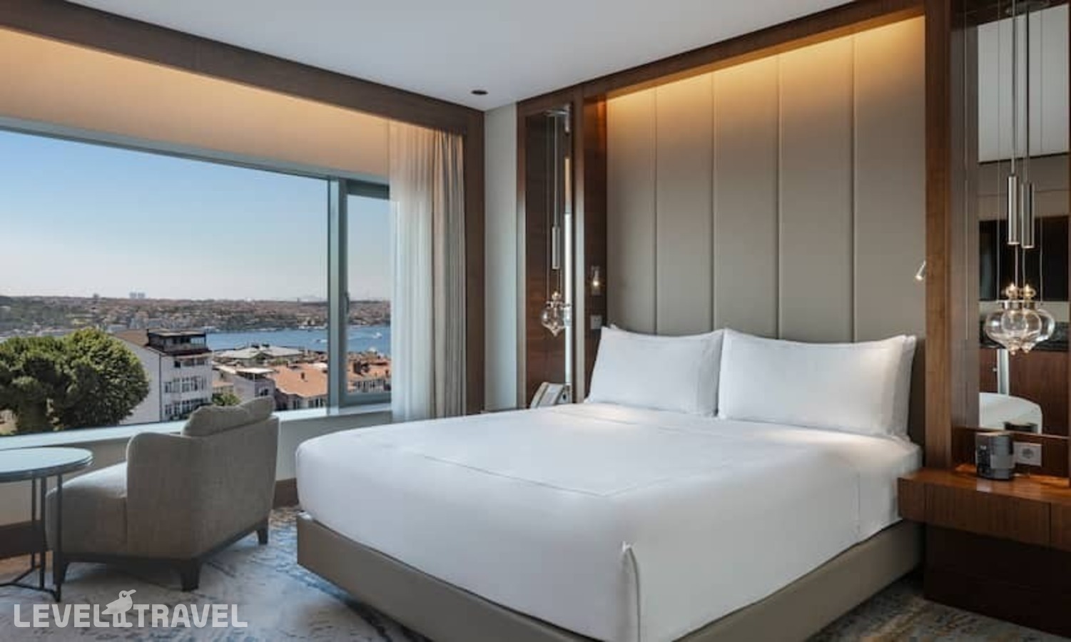 фотографии номера Делюкс с видом на Босфор отеля Conrad Istanbul Bosphorus в Турция(Бешикташ) - фото №1