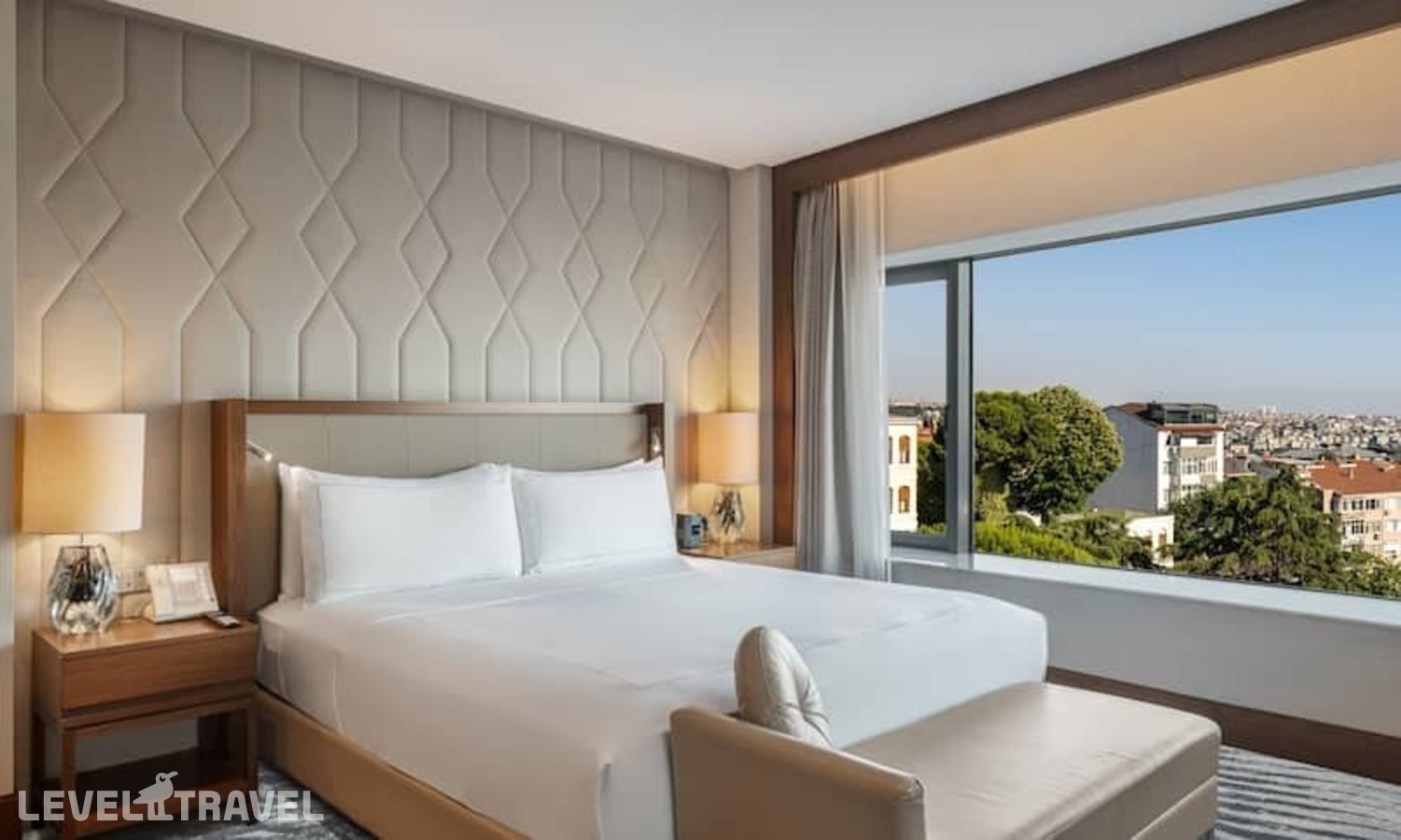 фотографии номера Люкс с видом на Босфор с балконом отеля Conrad Istanbul Bosphorus в Турция(Бешикташ) - фото №3