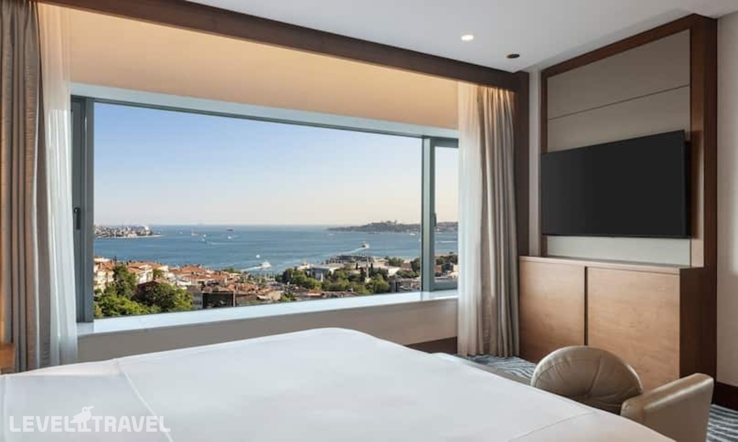 фотографии номера Люкс с видом на Босфор с балконом отеля Conrad Istanbul Bosphorus в Турция(Бешикташ) - фото №4