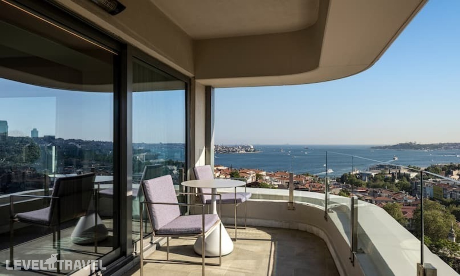 фотографии номера Люкс с видом на Босфор с балконом отеля Conrad Istanbul Bosphorus в Турция(Бешикташ) - фото №1
