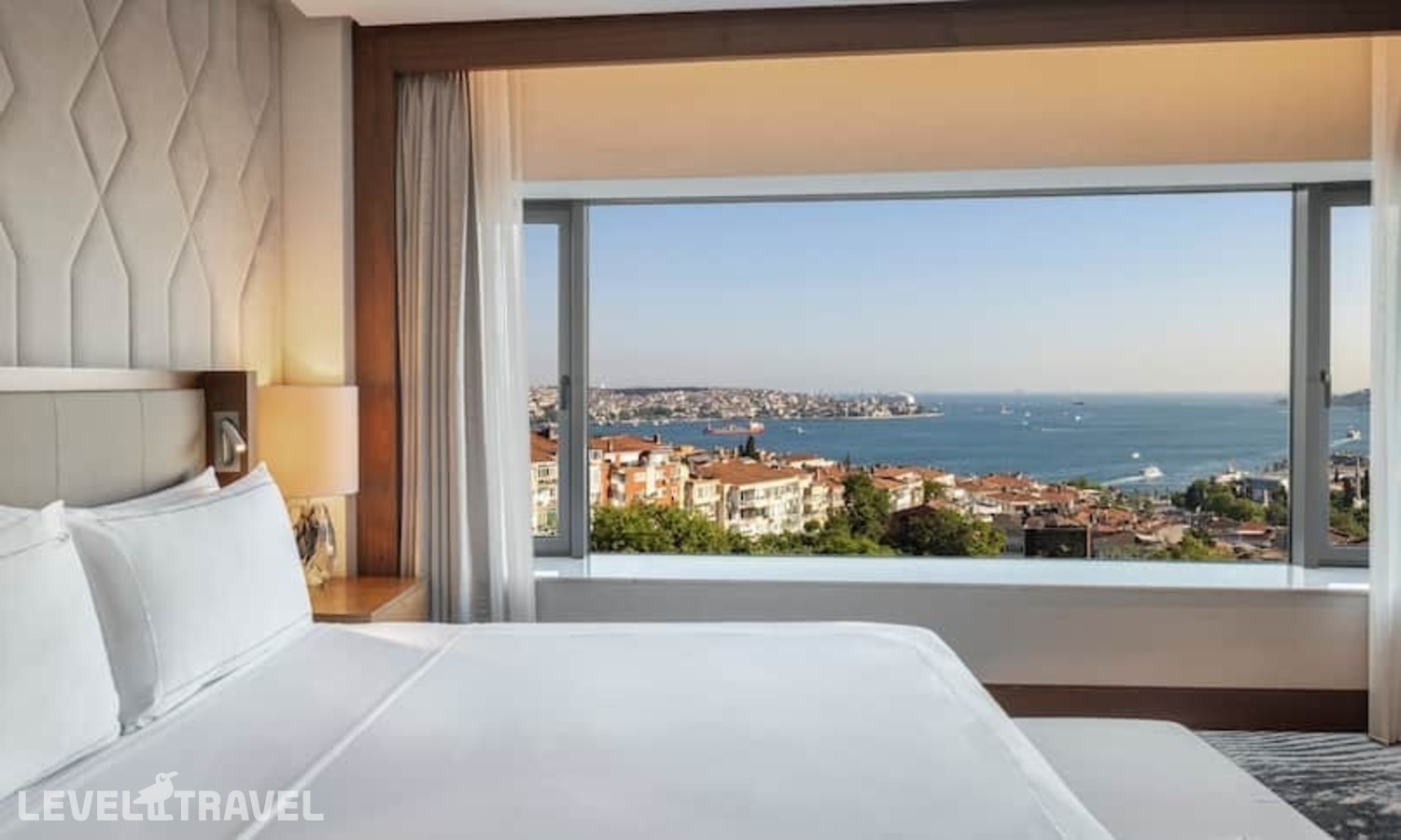 фотографии номера Люкс с видом на Босфор с балконом отеля Conrad Istanbul Bosphorus в Турция(Бешикташ) - фото №2